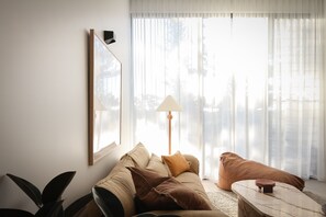 Fernseher, Bücher, Stereoanlage