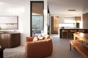 Una televisión, libros, un reproductor estéreo