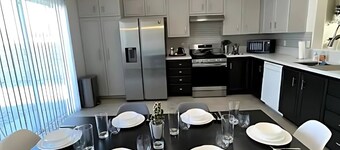 Desert Bliss: 4BR with Hot Tub