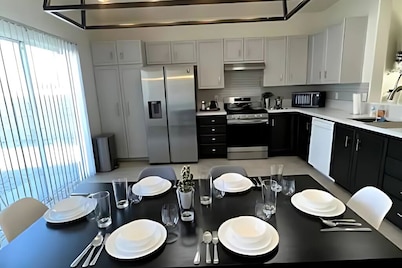 Desert Bliss: 4BR with Hot Tub