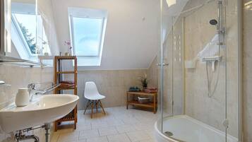 Een douche, een haardroger, handdoeken