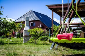 Children’s area - Apartment 'Bella' with Shared Garden and Wi-Fi (Fuhlendorf)