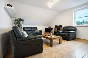 TV - Apartment 'Bella' with Shared Garden and Wi-Fi (Fuhlendorf)