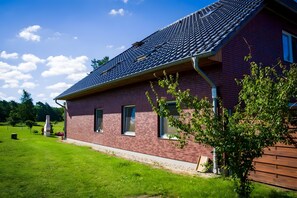 Exterior - Apartment 'Bella' with Shared Garden and Wi-Fi (Fuhlendorf)