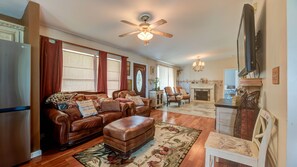 Téléviseur connecté, foyer, lecteur de DVD, table de baby-foot