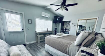 Serene Lake View-King Bed,Jacuzzi, K-ette,Parking, Wifi