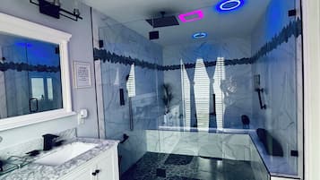 Bañera de hidromasaje, secador de pelo, toallas y jabón