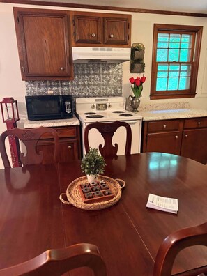 Fridge, microwave, oven, stovetop - Red Oak Cottage (Sassafras)