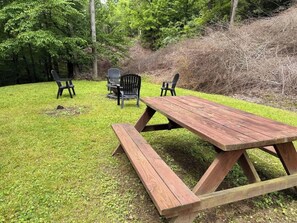 Outdoor dining - Red Oak Cottage (Sassafras)