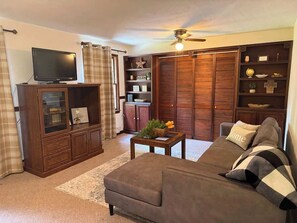 TV, offices - Red Oak Cottage (Sassafras)