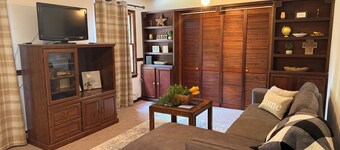 Charming 3-bedroom Cottage with AC, WiFi in quaint Sassafras/Red Oak.