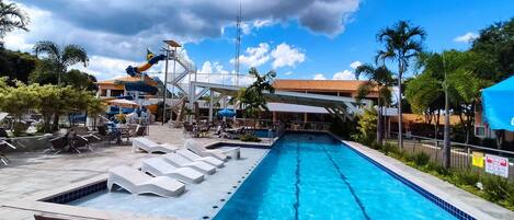 6 つの屋外プール、プール パラソル、サンラウンジャー