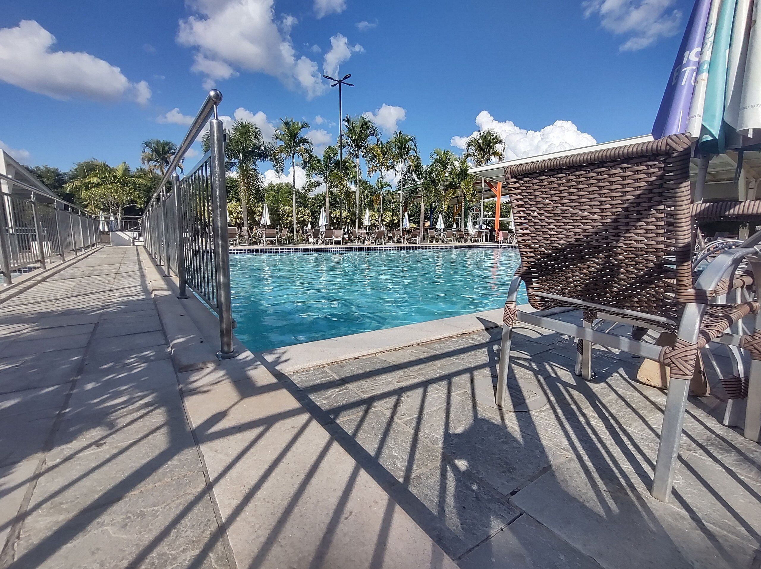 6 piscinas al aire libre, sombrillas, sillones reclinables de piscina