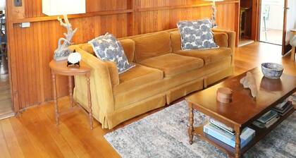 Vintage Cottage by the Sea - Walking Distance to the Beach - Old Lyme