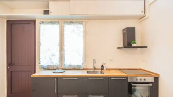 Frigorifero, forno, piano cottura, lavastoviglie