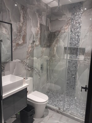Een douche, een haardroger, handdoeken, zeep