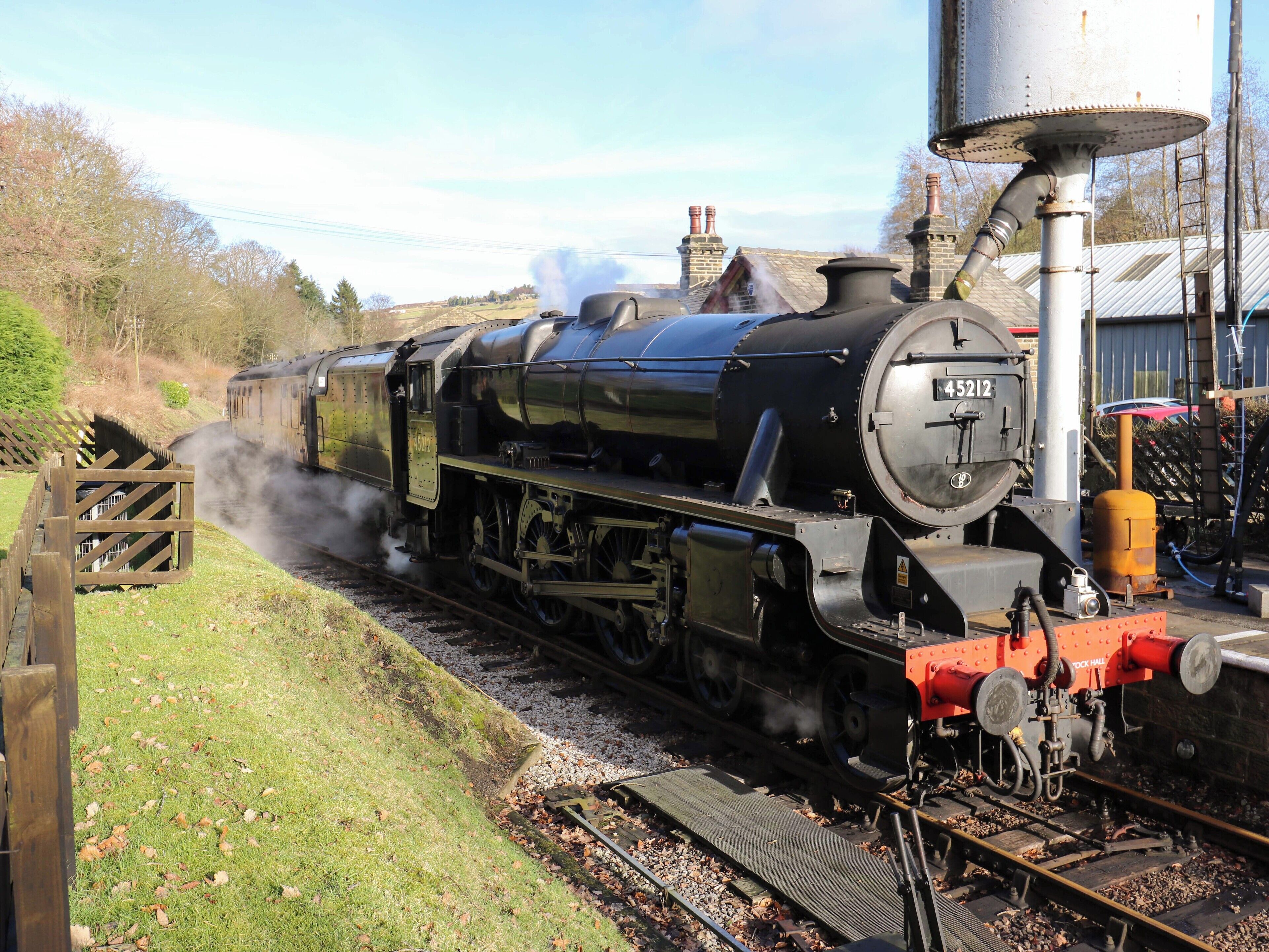 Una locomotora de vapor con el número 45212 sobre una vía ferroviaria.