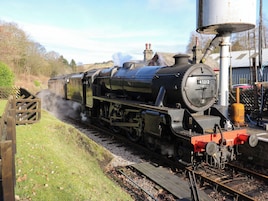 Una locomotora de vapor con el número 45212 sobre una vía ferroviaria.
