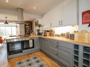 Cookware/dishes/utensils