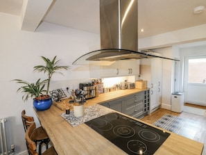 Fridge, microwave, toaster, cookware/dishes/utensils - The View @ Orchard View (Ashbourne)