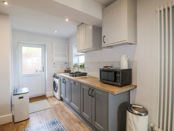 Cookware/dishes/utensils