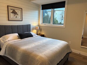 3 bedrooms, iron/ironing board, free WiFi, bed sheets - BRAND NEW 3-bedroom/2 bath waterfront condo in lovely Harrison Hot Springs (Harrison Hot Springs)