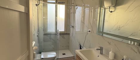 SĂšche-cheveux, serviettes fournies, savon, papier toilette