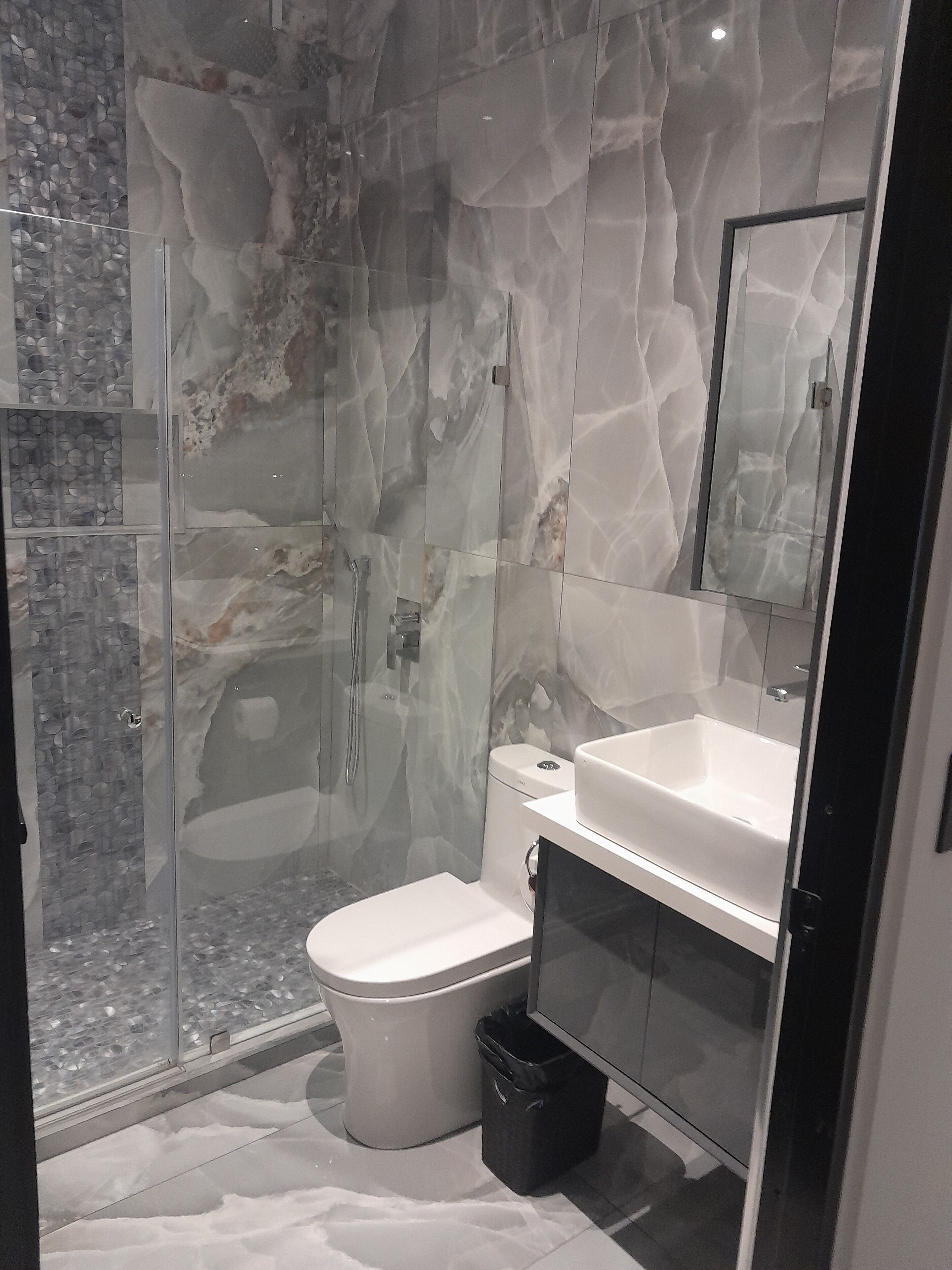 シャワー、ヘアドライヤー、タオル、石鹸