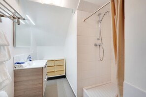 Hiustenkuivaaja, pyyhkeet, saippua, sampoo