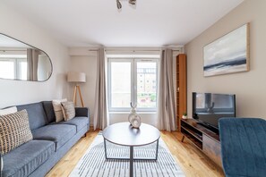 Lejlighed | Opholdsområde | 32-tommers fladskærms-tv med kabelkanaler, Netflix, streamingtjenester