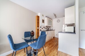 Apartment | Hypo-allergenic bedding, iron/ironing board, cribs/infant beds - Trendy Flat in St Katharine (London)