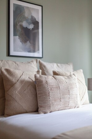 Apartment | Hypo-allergenic bedding, iron/ironing board, cribs/infant beds - Trendy Flat in St Katharine (London)