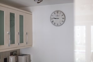 Appartement | Cuisine privée | Grand réfrigérateur, micro-ondes, four, plaque de cuisson