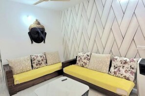 TV - AC Stylish 2bhk Near Hi Street Balewadi (Pune)