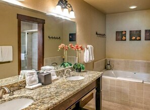 Ducha, secador de pelo, toallas, jabón