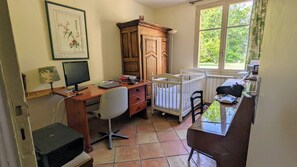 6 bedrooms, iron/ironing board, free WiFi, bed sheets