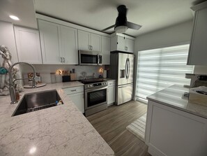 Mikrowelle, Ofen, Herdplatte, Geschirrspüler