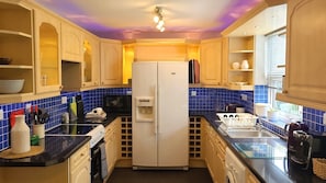 Køleskab, mikrobølgeovn, ovn, kogeplade