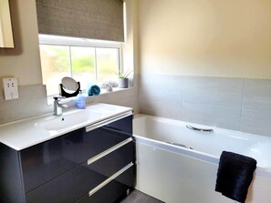 Shower, hair dryer, towels - Popular 3 Bed Cheltenham Home, Parking, Quiet Area (Cheltenham)