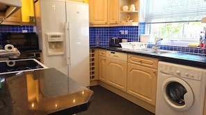 Køleskab, mikrobølgeovn, ovn, kogeplade