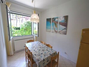 Villa, 2 chambres, balcon, vue jardin | Salle à manger