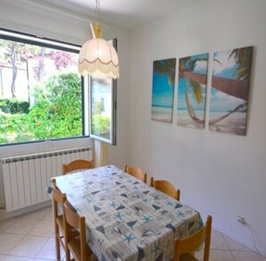 Villa, 2 Bedrooms, Balcony, Garden View | Dining room