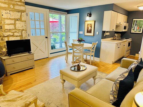 Charming historic 2-bedroom coachhouse in Kingston