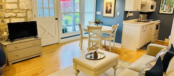 Charming historic 2-bedroom coachhouse in Kingston