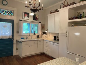 Microwave, oven, stovetop, dishwasher - Charming 4-bedroom farmhouse in Magnolia nestled on 2 acres. Miniature horses! (Magnolia)