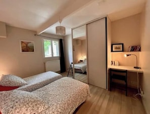 2 chambres, fer et planche à repasser, Wi-Fi, draps fournis