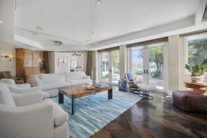 Living area - Villa Clarinda - Architect-designed Dream Estate With Theater & Outdoor Oasis (Tarzana)