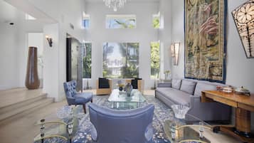 奢华别墅, 多张床, 使用泳池, 山景 (Villa Clarinda) | 起居区 | 42-英寸纯平电视 (配备数码频道)、壁炉