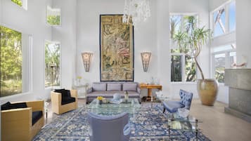 奢华别墅, 多张床, 使用泳池, 山景 (Villa Clarinda) | 起居区 | 42-英寸纯平电视 (配备数码频道)、壁炉