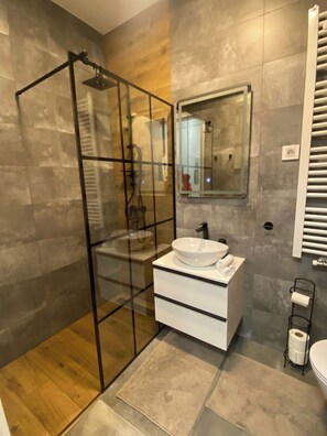 Een douche, een haardroger, handdoeken, zeep